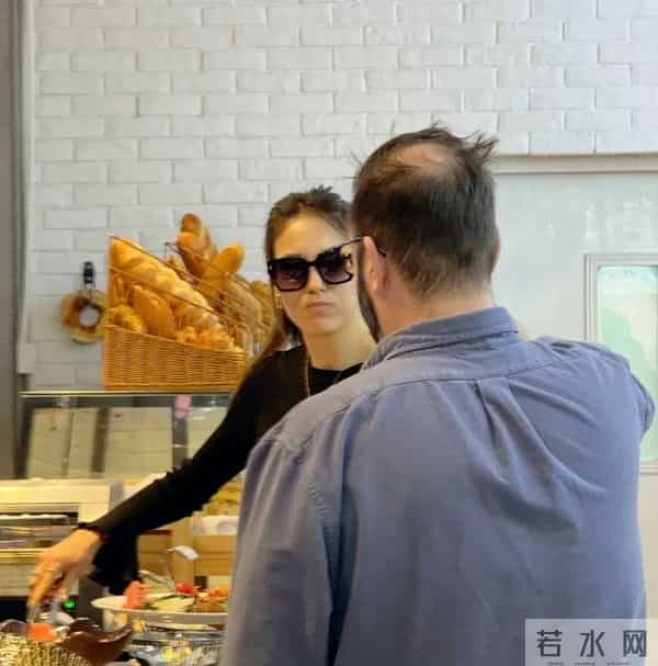 谷爱凌现身张家口一家餐厅吃饭,她身材凹凸有致,脸瘦成了瓜子脸