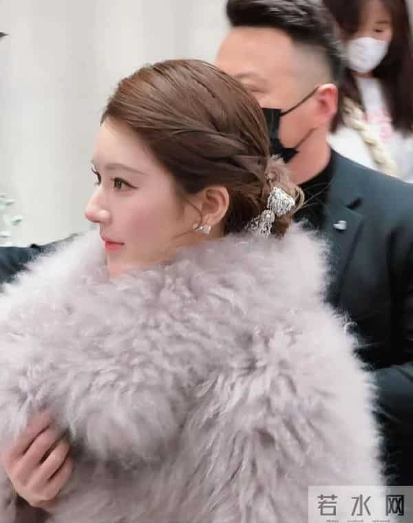 26岁赵露思回归！一身灰色皮草贵气逼人，网友：似熹贵妃回宫