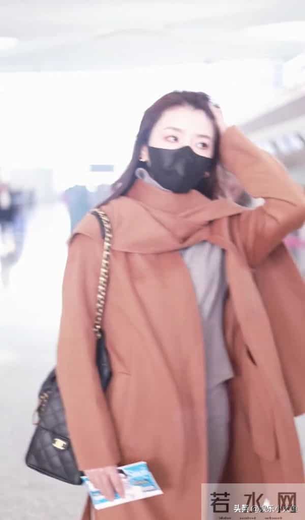 李云霄杭州机场被偶遇,穿棕色翻领长款大衣,好温柔气质美到犯规