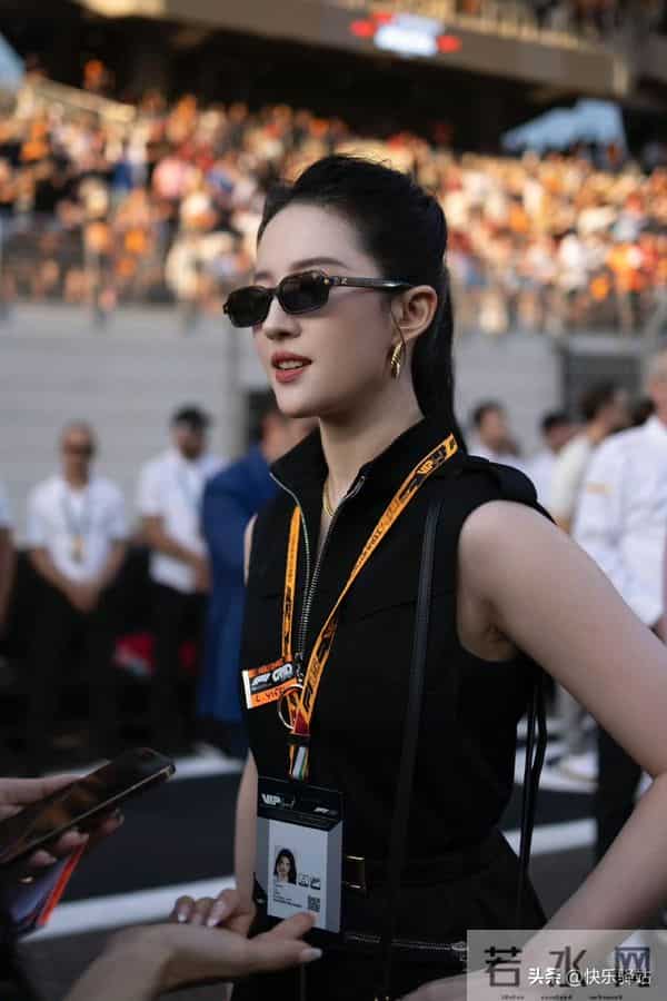 刘亦菲现身阿布扎比观看F1 高马尾短裙造型又美又飒 这状态无敌了