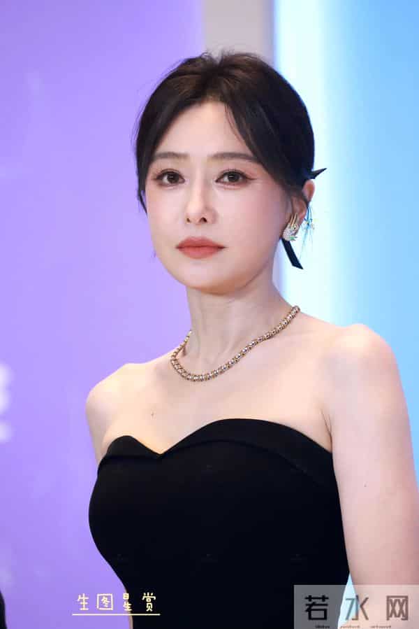 秦岚性感抹胸礼服,姿势太妖娆了