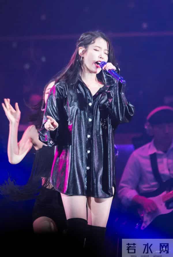 iu黑色皮衣很漂亮