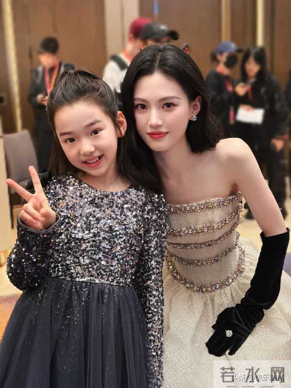 好羡慕！董璇女儿小酒窝一口气晒17张合影，数位明星主动贴脸合照