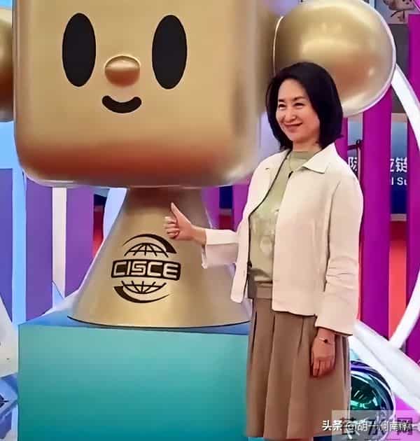 何超琼海口开幕偶遇,生图眼袋凸出显疲惫,灰毛衣小短裙超接地气