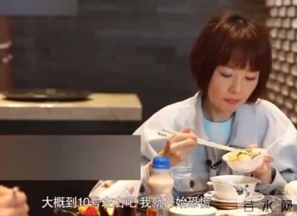 45岁霍思燕现身机场，貂皮配皮靴子老土显矮，杜江打扮的像个大爷