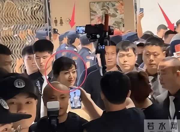 太炸裂！72岁赵雅芝被曝遭私生上床拍照，樊振东的担忧再次应验了