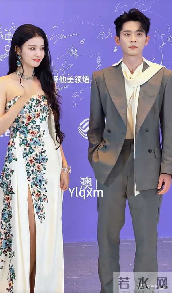 澳门这晚，杨幂罕秀性感，蓝盈莹气场十足，都败给了75岁的刘晓庆