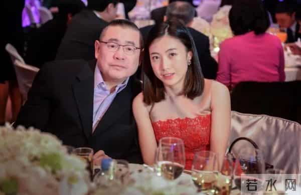 74岁刘銮雄坐轮椅现身，站立需搀扶洁癖严重，甘比一脸疲惫气色差