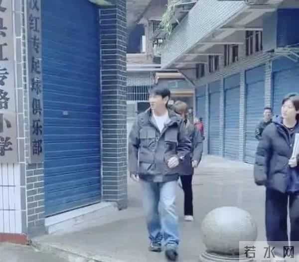 武汉偶遇惊喜！吴奇隆极简风造型曝光，中年男人穿衣教科书！