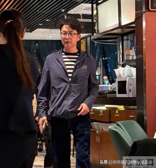 55岁刘奕君现身广州餐厅吃饭，他留了爆炸头发型，看起来挺帅的