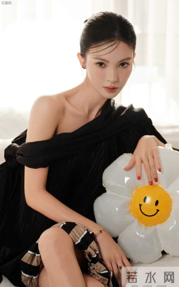 金晨穿细高跟坐在地毯上展示笔直修长的美腿