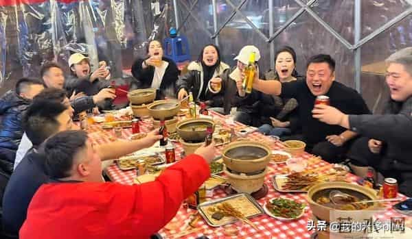 赵本山儿子请客吃砂锅，赵一楠染一头黄发，宋晓峰喝到脸泛红