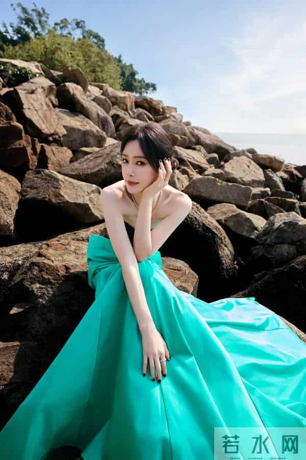 秦岚性感抹胸礼服,姿势太妖娆了