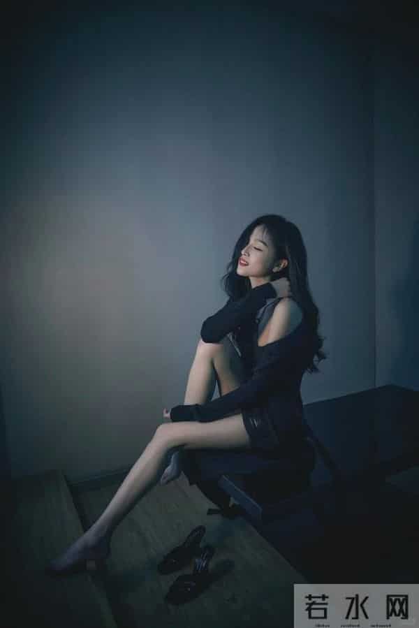 吴宣仪侧躺的姿态随性又优雅,光着脚丫子大长腿超性感