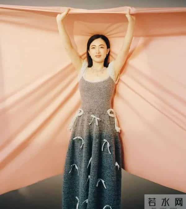 74岁刘銮雄坐轮椅现身，站立需搀扶洁癖严重，甘比一脸疲惫气色差