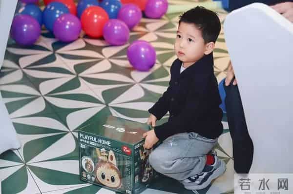 王雷小儿子4岁庆生 被8岁大儿子抢风头 1米5胖至110斤 夫妻俩像父女