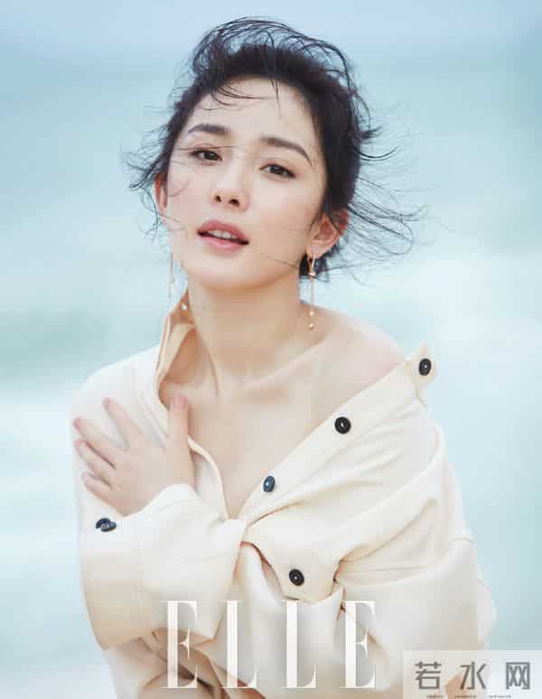 杨幂海滩“大展身手”，白裙湿发美成画！