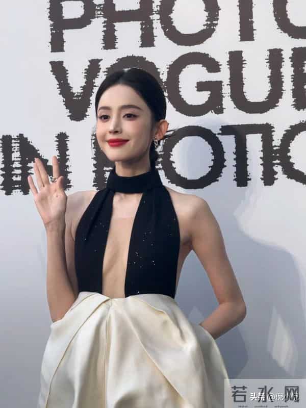 古力娜扎绝美造型，一袭露背黑裙，性感迷人