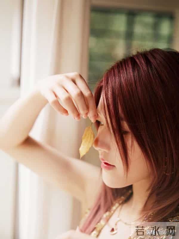 赵露思金色深V短裙 Rahul Mishra 2025春夏