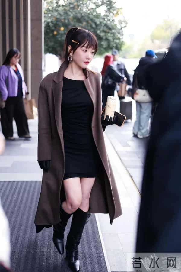 杨蓉个子小身材却很丰满！穿棕色大衣小黑裙长筒靴凹凸感好抢镜！