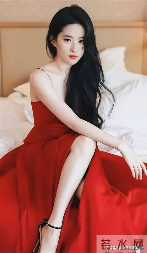 刘亦菲｜露肩礼服