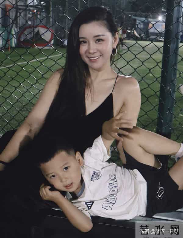 王雷四岁小儿子可爱像爸 大儿子肉嘟嘟像李小萌 一家四口共用一张脸