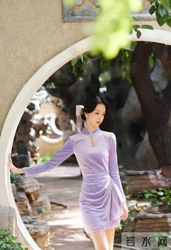 陈都灵一袭紫色旗袍款连衣裙，尽显优雅大方