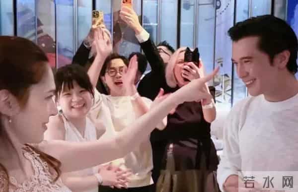 邱泽许玮甯日本度假被偶遇，二人穿着引热议，网友：全靠颜值撑着