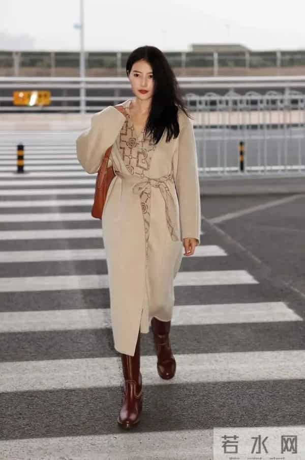 高圆圆身穿长款呢子大衣搭配棕色长靴子，真时髦洋气超显气质