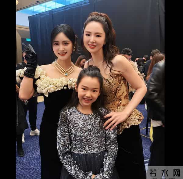 董璇跟杨幂梁洁沈月合影，张凌赫黄景瑜同框，小酒窝同步出席！