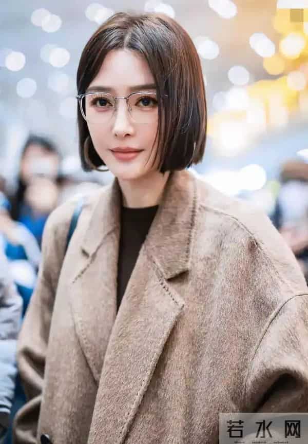 46岁秦岚身穿棕牦牛绒长款大衣赴爱奇艺尖叫之夜,太时尚大气