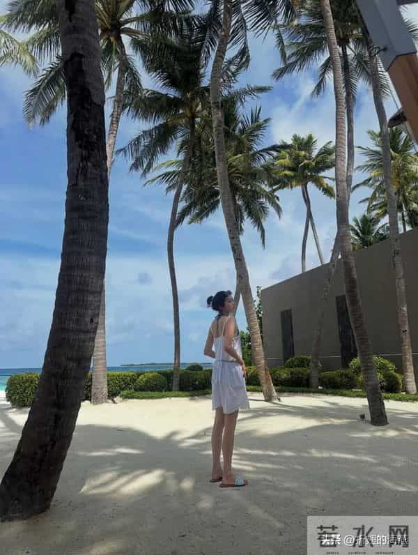 关晓彤，泳装穿搭壁纸精选图集