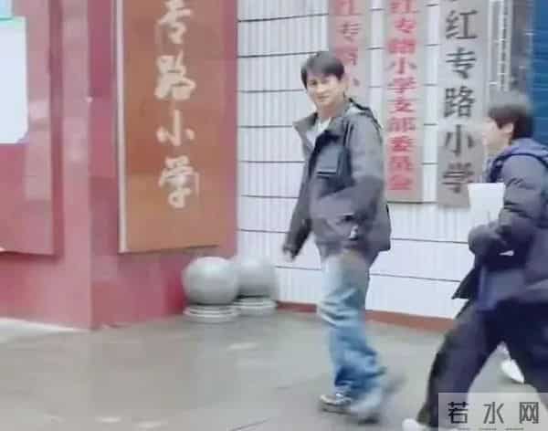 武汉偶遇惊喜！吴奇隆极简风造型曝光，中年男人穿衣教科书！