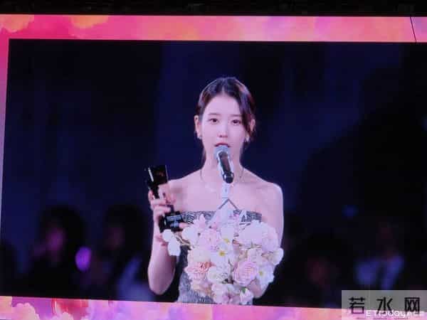 AAA完整得奖名单!IU抱走本届最大奖 李ㄐㄩㄣˋ三帅同框掀高潮