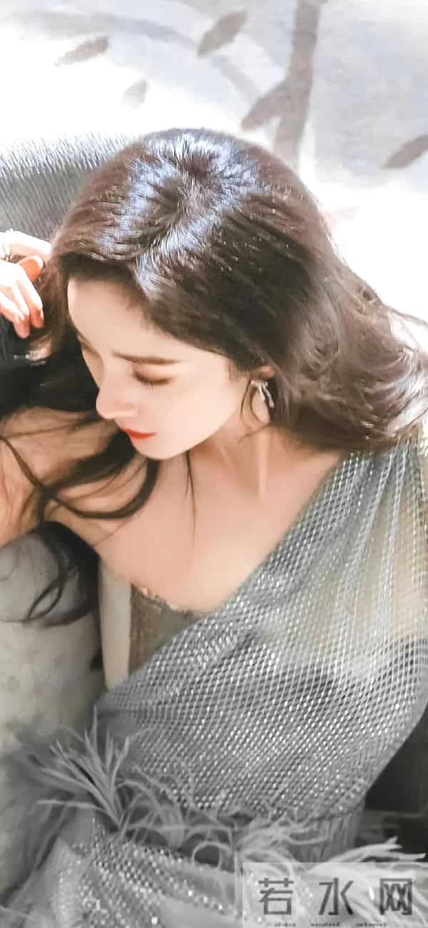 杨幂 银灰网纱裙+羽毛,冷调精致裹慵懒艳!