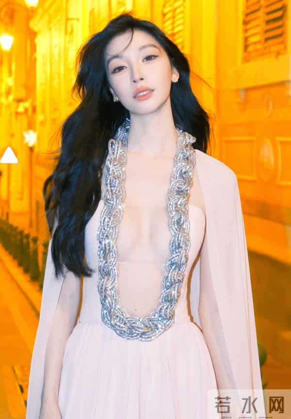 易梦玲尖叫之夜红毯造型