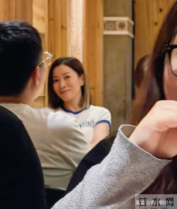 佘诗曼现身上海一家餐厅吃饭，她穿着简单的短袖T恤，状态好年轻