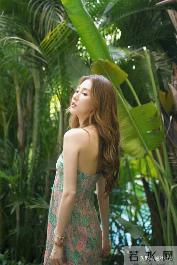 弦子身穿沙滩裙 ‖ 海边度假