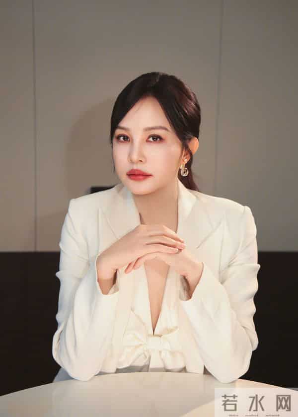 陶红,她是老牌演员了,越老越有成熟的魅力