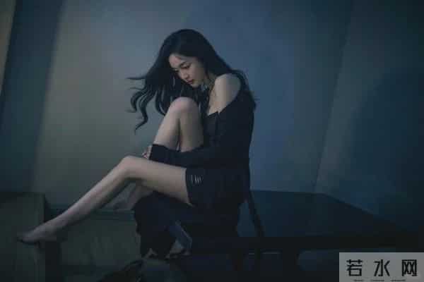 吴宣仪侧躺的姿态随性又优雅,光着脚丫子大长腿超性感