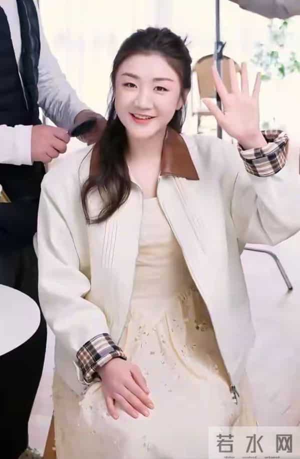 陈梦最新广告拍摄花絮，半扎发造型美得似公主，笑靥如花灵动可爱