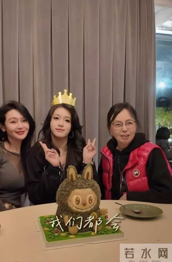 43岁于明加给女儿庆生，女儿比妈还美，嫁高管老公生俩女被宠成宝