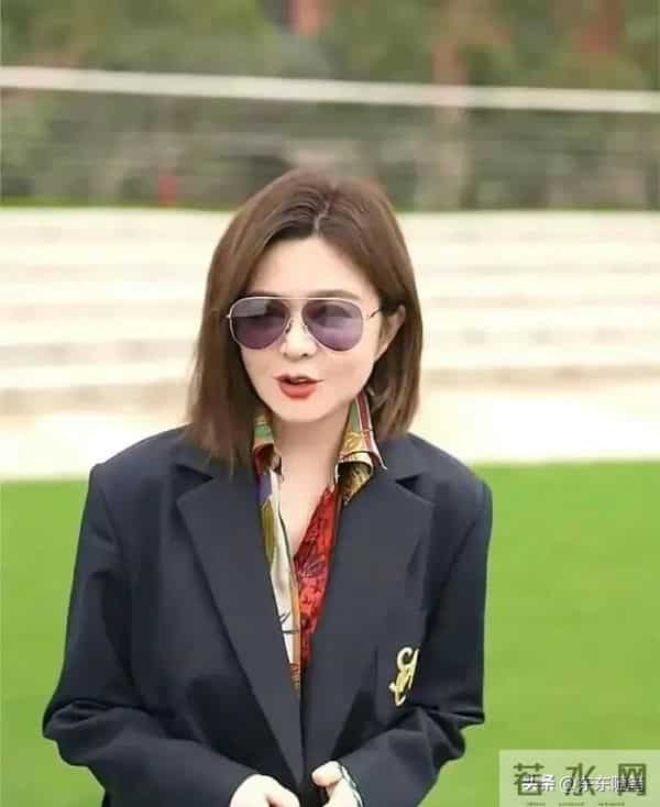 63岁关之琳街头被偶遇！170身高碾压全场，脱口罩贴脸合影太宠粉