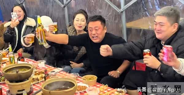 赵本山儿子请客吃砂锅，赵一楠染一头黄发，宋晓峰喝到脸泛红