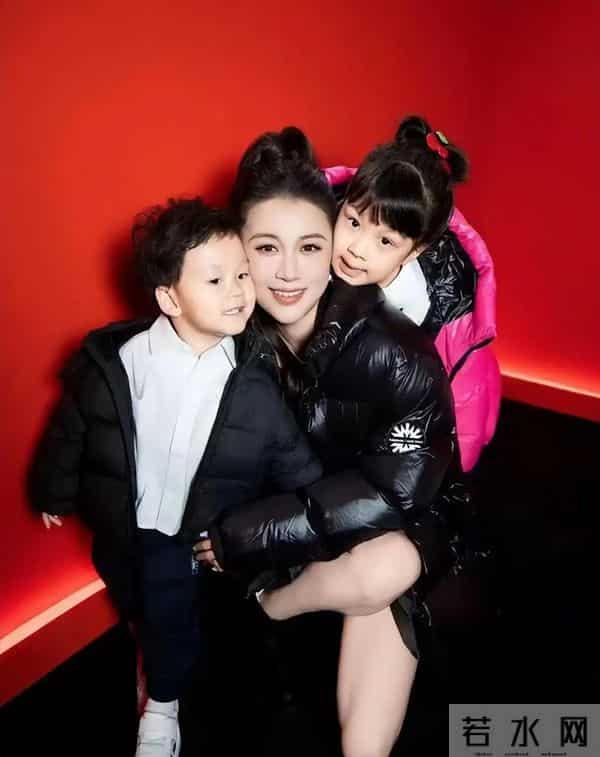 李嘉格自曝主动追求小11岁男友，不考虑孩子的意见，但妈妈很满意