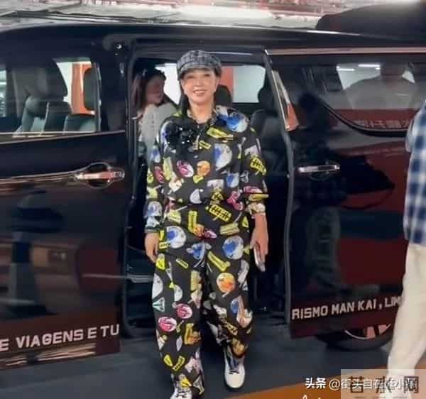 75岁刘晓庆在澳门被偶遇,她打扮时尚,面带笑容,看着像50多岁人