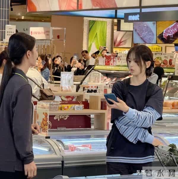 杨超越现身珠海一家超市购物,她的穿衣打扮好少女,身材纤瘦。