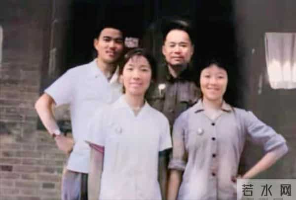 王近山的一张全家福,小二十岁妻子容貌清秀,一家人颜值太高了!