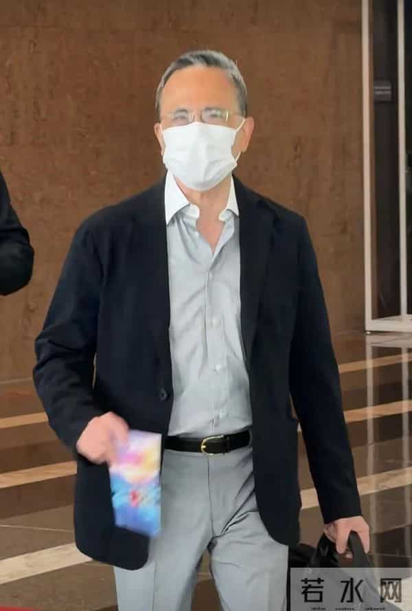 61岁李泽钜最新露面！头发花白比弟弟苍老太多，老婆和子女状态好