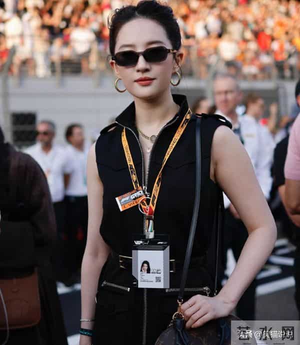 刘亦菲分享自拍照:笑容甜美气质佳,吊坠细节引热议